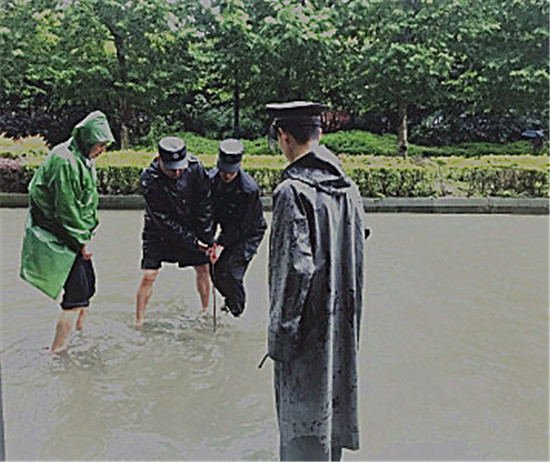 暴雨來襲 “中房物業人”溫暖業主心3.jpg